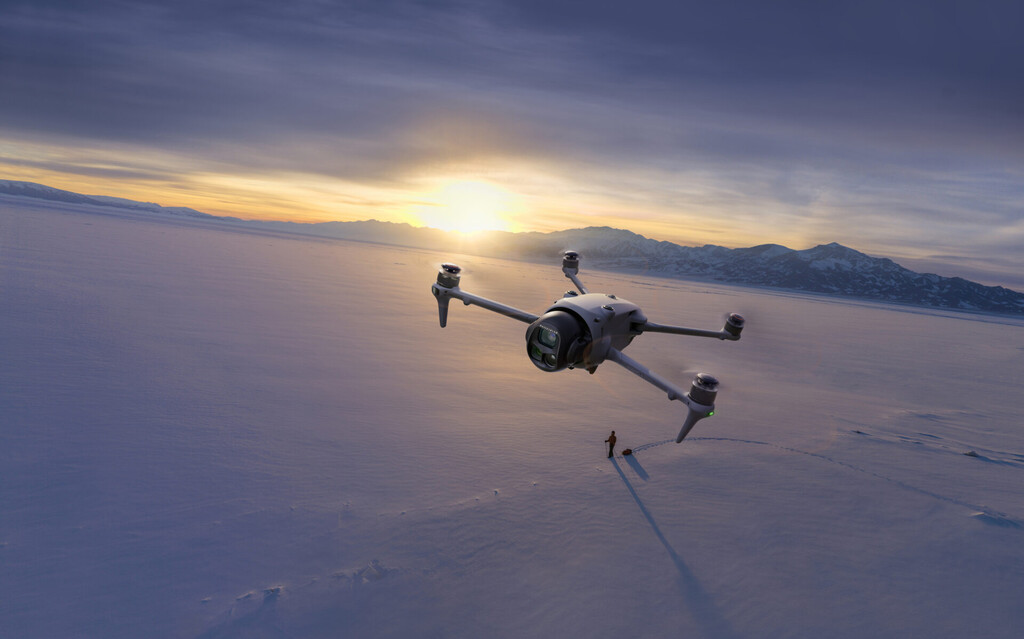 Mavic-4-Pro_Lifestyle-KV_Spin-